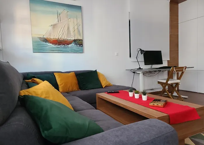 Modern 4-Star Luxury Apt - Wfh Ready, Free Parking