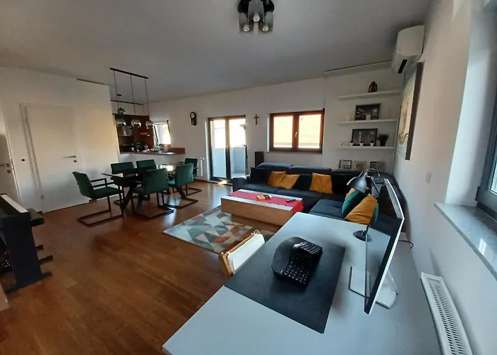 Modern 4-Star Luxury Apt - Wfh Ready, Free Parking