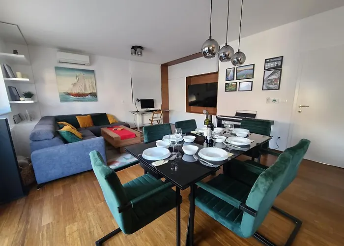 Modern 4-Star Luxury Apt - Wfh Ready, Free Parking