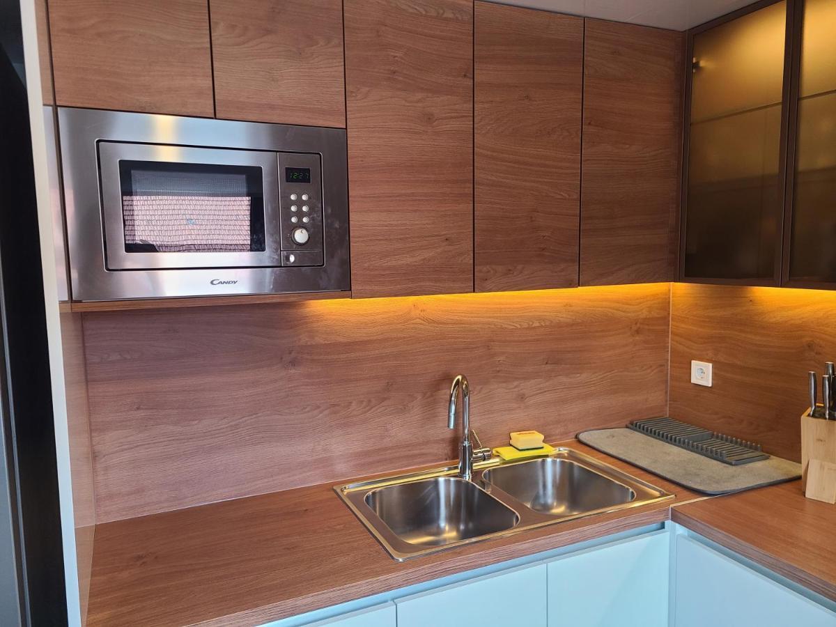 Modern 4-star Luxury - Wfh Ready, Free Parking Apartment